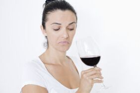ženska, ki pije vino, kako prenehati