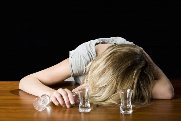 ženska, ki pije alkohol, kako prenehati