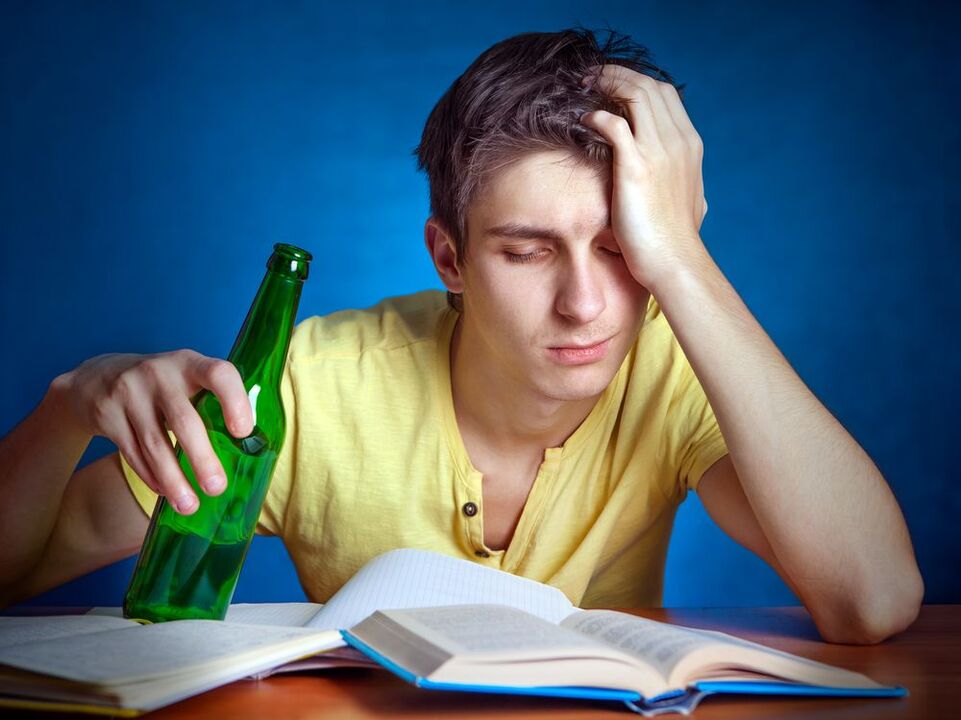 utrujen študent s pivom kako prenehati s pitjem