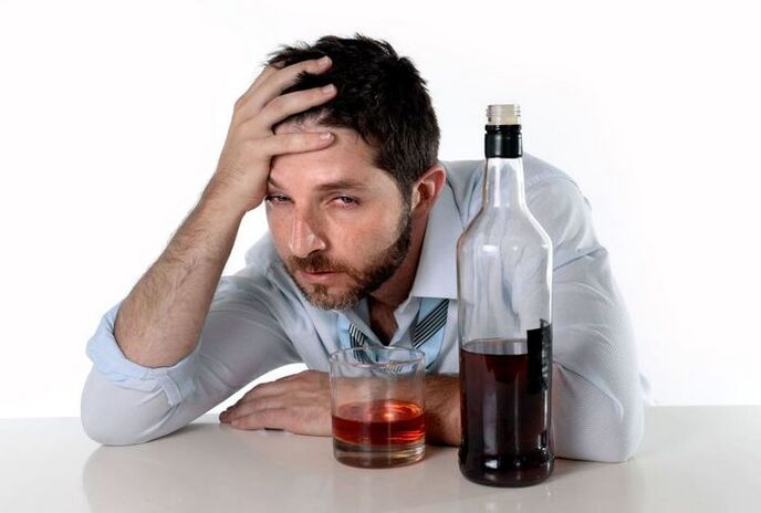 Človek, ki trpi zaradi alkoholizma in kako prenehati s pitjem