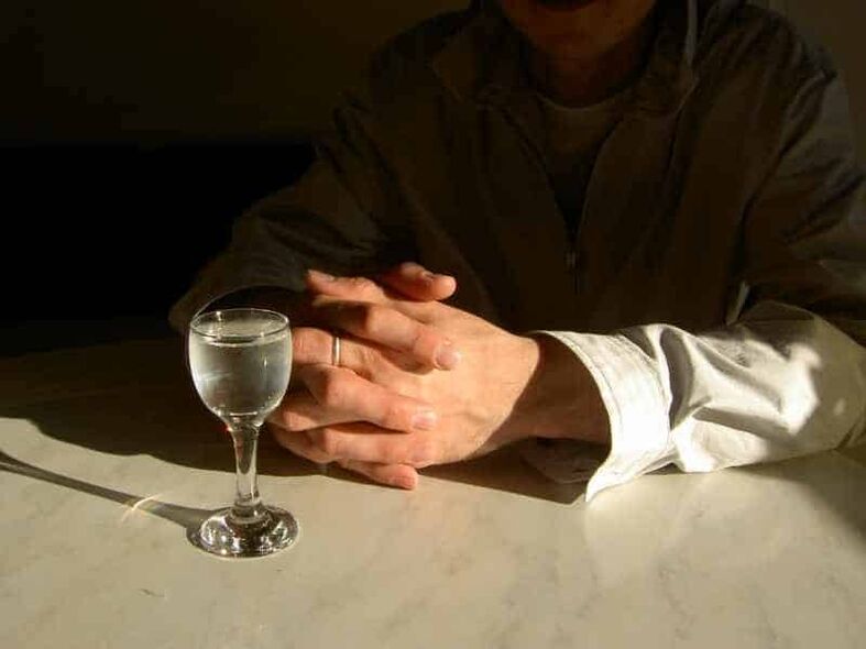 Pri pitju celo majhnih odmerkov močnega alkohola na dan oseba razvije odvisnost od alkohola