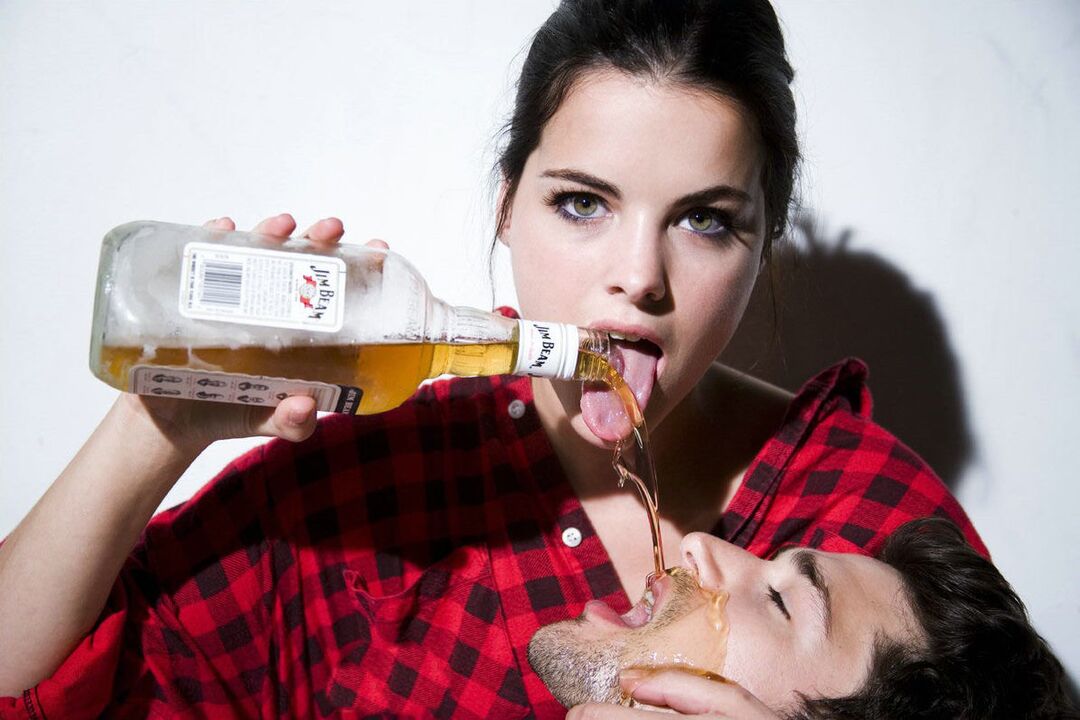dekle pred seksom poliva moškega z alkoholom